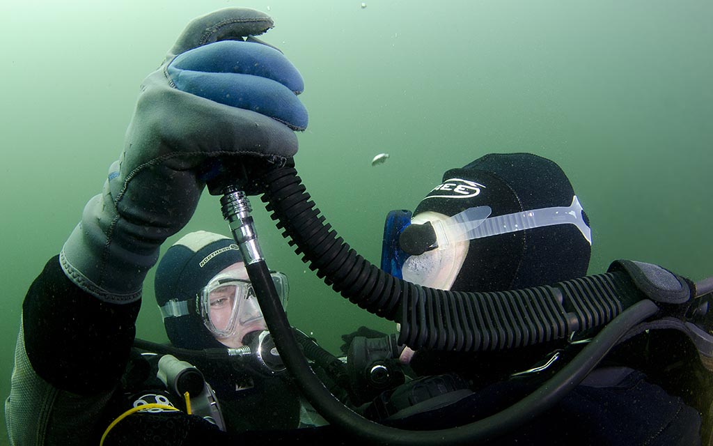 Diver simulates out of air situation and Controlled Buoyant Lift