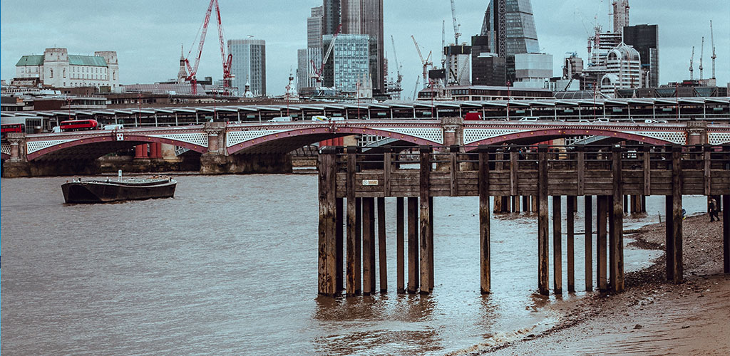 Marine and river charities join forces to clean along the Thames  