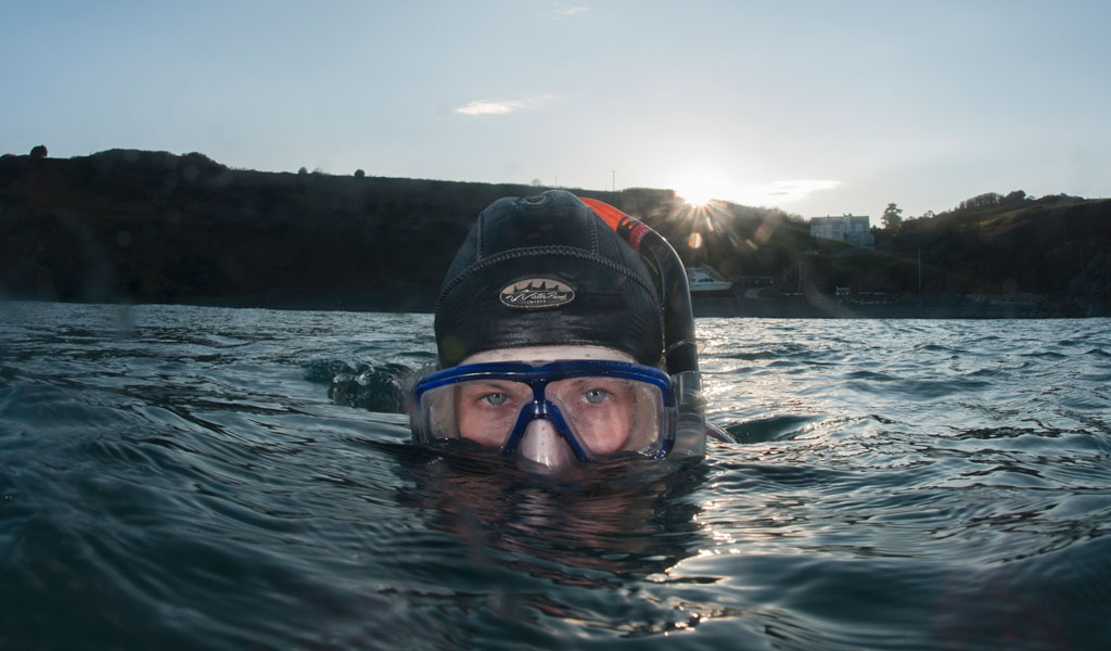 How to snorkel safely in cold water