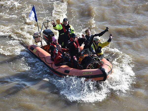 Thumbnail photo for British scuba divers take to the Thames