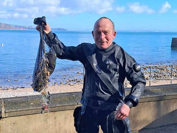 Thumbnail photo for Exeter divers swoop on Babbacombe for clean up