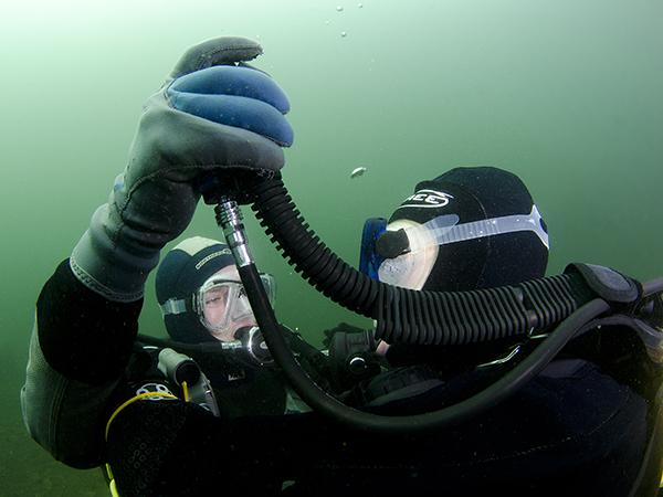 Diver simulates out of air situation and Controlled Buoyant Lift