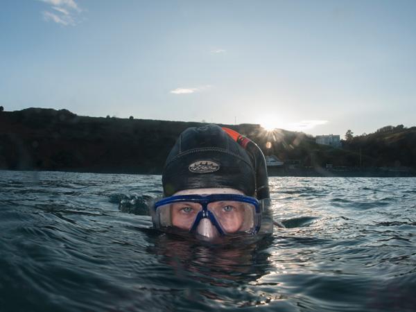 How to snorkel safely in cold water