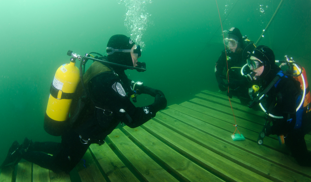 Instructor training ocean divers in open water