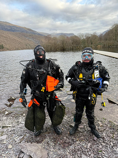 Divers with weed