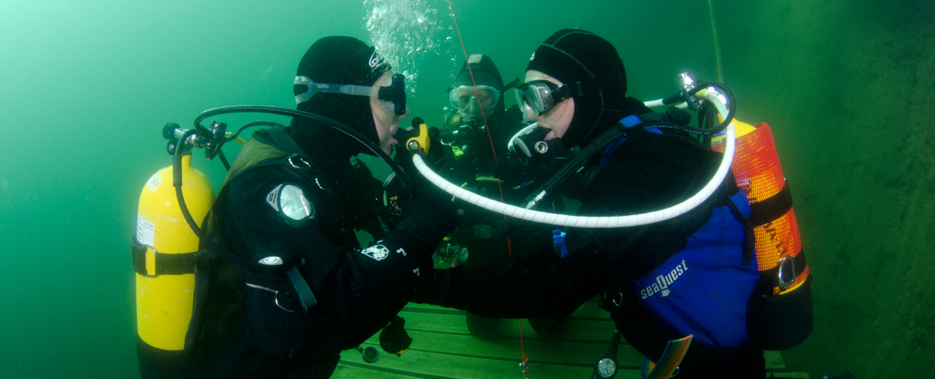 Buddy pair are instructed in AS underwater